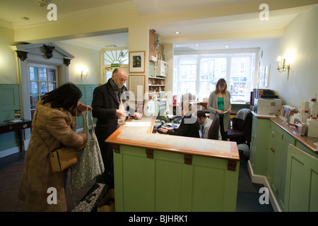 Gli ospiti che effettueranno il check in alla reception, The Swan Hotel, Southwold, Suffolk, Regno Unito Foto Stock