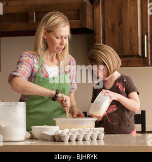 Madre e figlia la cottura Foto Stock