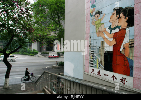 Un murale in piastrelle in una strada di Guangzhou avvocati 'famiglie felici' e della Cina di 'un bambino' politica per famiglie, Cina. Foto Stock