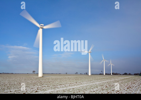 Per centrali eoliche Winterton luce seguenti nevicate invernali nella campagna di Norfolk Foto Stock