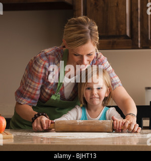 Madre e figlia la cottura Foto Stock