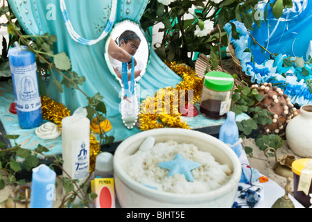 Offerta rituale sulla 'Day di Yemanja', dea di acqua a Montevideo, Uruguay. Foto Stock