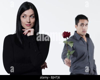 Amn offrendo una rosa di una donna Foto Stock