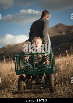 Padre figlio di trazione in carro Foto Stock