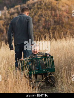 Padre figlio di trazione in carro Foto Stock