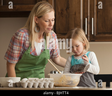 Madre e figlia la cottura Foto Stock