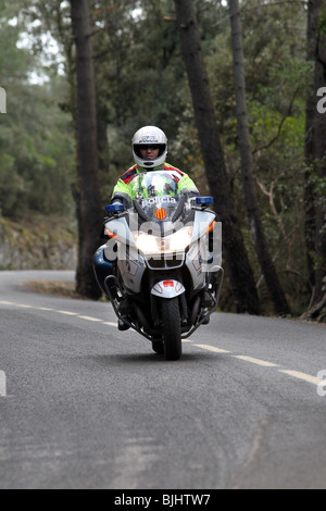 Catalano polizia moto rider, Mossos d'esquadra, pattuglie di una strada rurale in Catalogna, Spagna Foto Stock