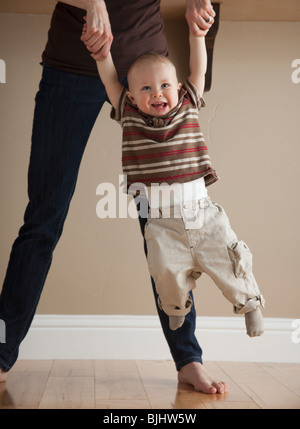 Madre toddler oscillante Foto Stock