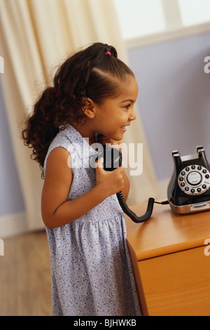 Ragazza giovane parlando al telefono Foto Stock