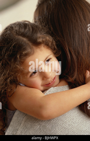 Bambino abbracciando la madre Foto Stock