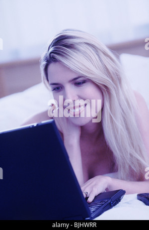 Donna digitando su laptop Foto Stock