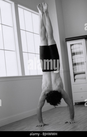 Uomo che fa yoga Foto Stock
