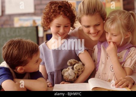 Gruppo di bambini in aula Foto Stock