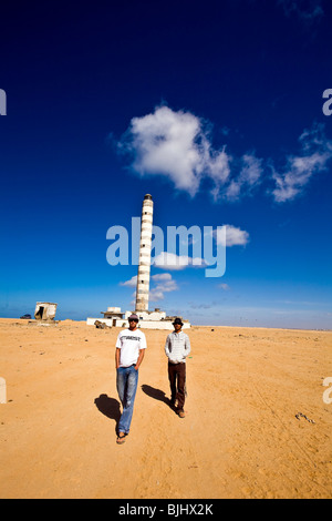 Il Sahara occidentale, Dakhla, Faro, uomini a piedi nel deserto. Foto Stock