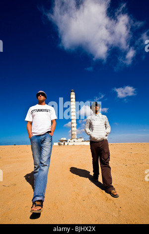 Il Sahara occidentale, Dakhla, Faro, uomini a piedi nel deserto. Foto Stock