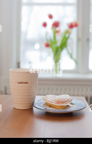 A forma di cuore ad torta e una tazza di caffè Foto Stock