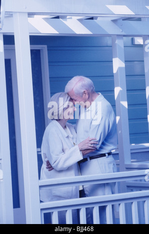 Coppia di anziani abbracciando il portico Foto Stock