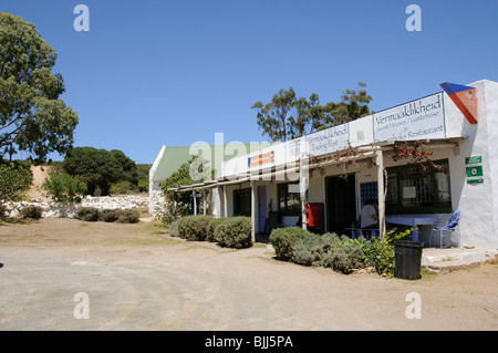 Post office trading post shop ristorante e general store nel piccolo borgo di Vermaaklikheid nel fiume Duiwenhoks area Foto Stock