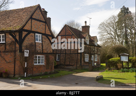 Periodo tradizionali mattoni rossi costruito case con travi di legno nel villaggio di Turville Buckinghamshire REGNO UNITO Foto Stock