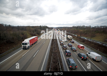 Movimento lento del traffico su autostrada direzione fuori di Colonia, Germania. Foto Stock