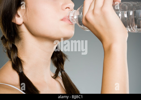 Ragazza adolescente di bere acqua in bottiglia Foto Stock