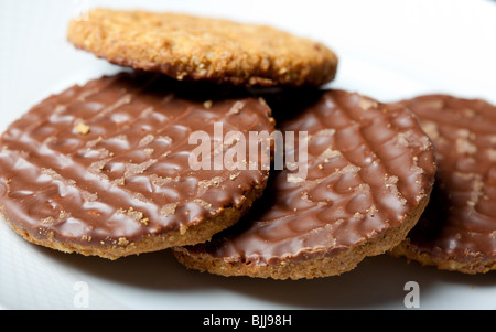 Un mucchio di cioccolato rivestiti croccanti biscotti di avena Foto Stock