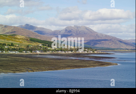 Vista del villaggio di Lochcarron Wester Ross con le montagne alle spalle Foto Stock