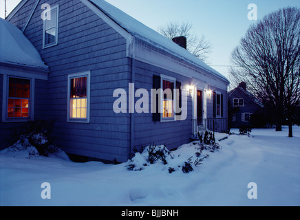 Le ore notturne, Middle Class House esterno in inverno, passaggio delle serie temporali (2 di 2) Foto Stock