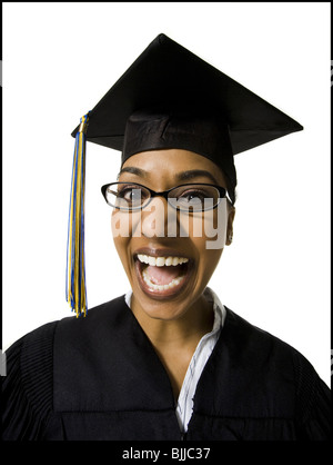 Donna in abito di graduazione e segno bianco con diploma Foto Stock