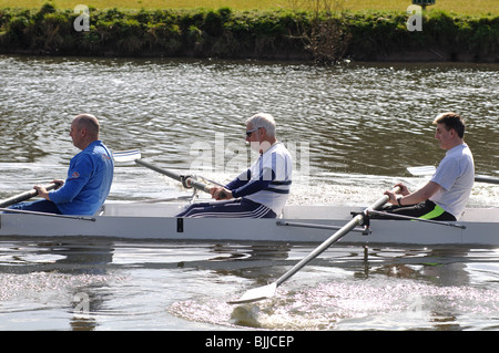Voce maschile rematori di formazione sul fiume Avon, Warwick, Warwickshire, Inghilterra, Regno Unito Foto Stock