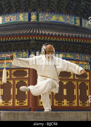 L uomo con la spada facendo Kung Fu con le cuffie Foto Stock