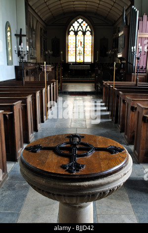 Il font e la navata, la chiesa di Santa Maria, Preston-su-Stour, Warwickshire, Inghilterra, Regno Unito Foto Stock
