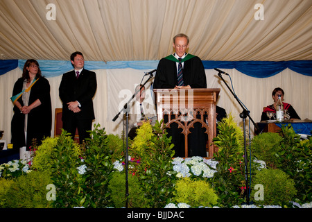 Discorso giorno / Premiazione a Windermere St Anne's scuola pubblica Windermere capo maestro il signor Alan Graham rendono la conversazione Foto Stock