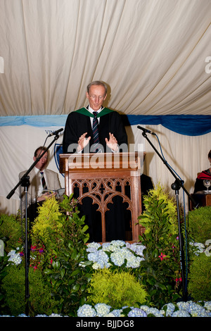 Discorso giorno / Premiazione a Windermere St Anne's scuola pubblica Windermere capo maestro il signor Alan Graham rendono la conversazione Foto Stock