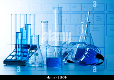 Attrezzature di laboratorio contro la tastiera del computer Foto Stock