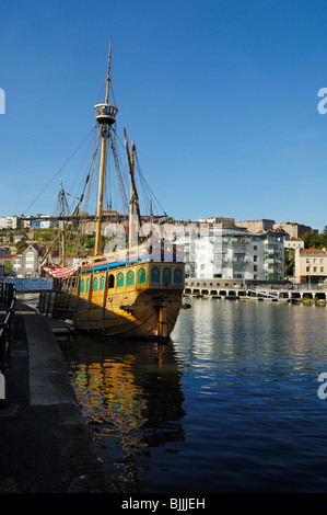 La replica di John Cabot's caravel, il Matthew in it's ormeggio nel Bristol Floating Harbour visto da Wapping Wharf, Bristol, Inghilterra. Foto Stock