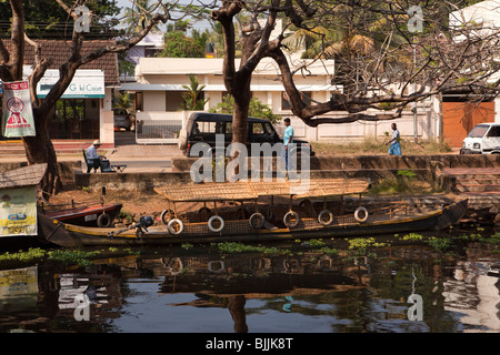 India Kerala, Alappuzha, (Alleppey) Nord Canal, shikara, piccole backwaters escursione turistica imbarcazione attraccata Foto Stock