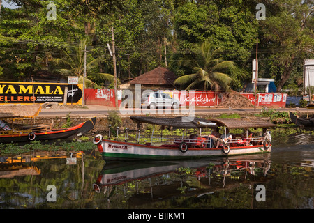 India Kerala, Alappuzha, (Alleppey) Nord Canal, turisti in piccoli backwaters escursione turistica barca Foto Stock