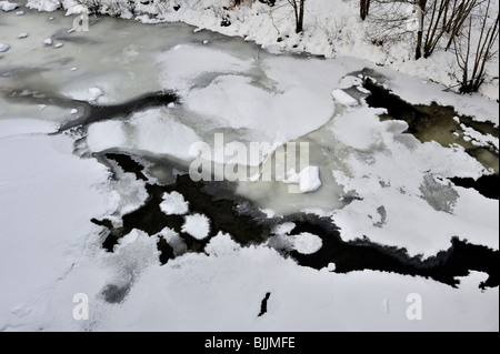 Parzialmente congelato e coperti di neve River Dochart vicino a Killin, Perthshire, Scotland, Regno Unito Foto Stock