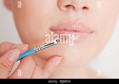 Giovane donna rossetto Foto Stock
