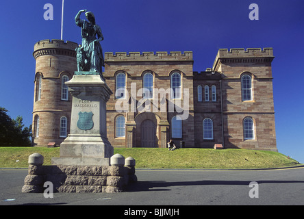 Statua di Flora Macdonald davanti al castello di Inverness e tribunale Foto Stock