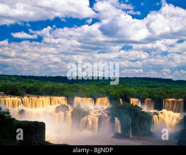 Pomeriggio di nuvole a Iguazu Falls, Iguazu Falls National Park, Brasile, enorme cascata complessa nel Sud del Brasile foresta pluviale Foto Stock