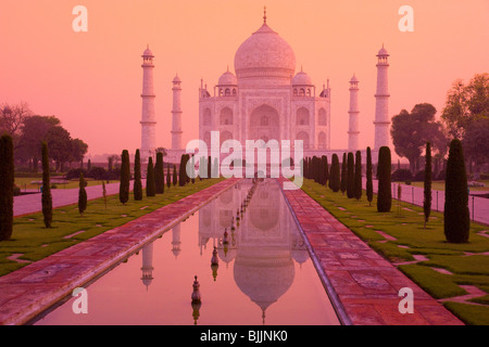 Taj Mahal, Agra, India, Sito Patrimonio Mondiale dell'UNESCO, costruito nel 1631 da dovrà Jahan per la moglie Mumtaz Mahal Foto Stock