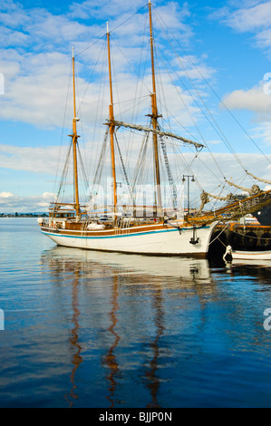 A tre alberi a vela di legno di nave ormeggiata in porto principale di Oslo, Norvegia Foto Stock