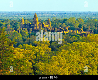 Angkor Watt, torri di salire al di sopra di giungla, Angkor Watt parco archeologico, Cambogia, costruito 1113-1150 annuncio, Khymer rovine della cultura Foto Stock