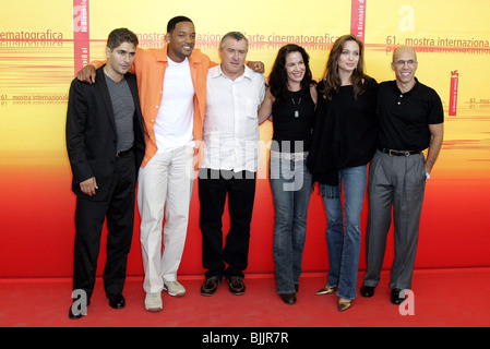 MICHAEL IMPERIOLI Will Smith Robert De Niro VICKY JENSON ANGELINA JOLIE & Jeffrey Katzenberg SHARK TALE PHOTOCALL 61ST VENI Foto Stock