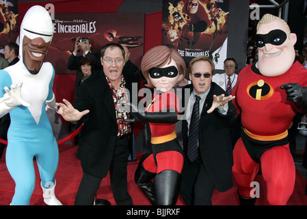 JOHN LASSETER Brad Bird & THE INCREDIBLES THE INCREDIBLES MONDO PREMIER HOLLYWOOD LOS ANGELES STATI UNITI D'AMERICA 24 Ottobre 2004 Foto Stock