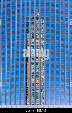 Messeturm tower si riflette nelle finestre di Commerzbank, Area della Fiera di Francoforte, Hesse, Germania, Europa Foto Stock
