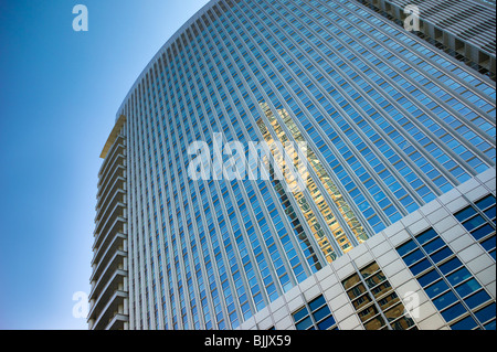 Messeturm tower si riflette nelle finestre di Commerzbank, Area della Fiera di Francoforte, Hesse, Germania, Europa Foto Stock