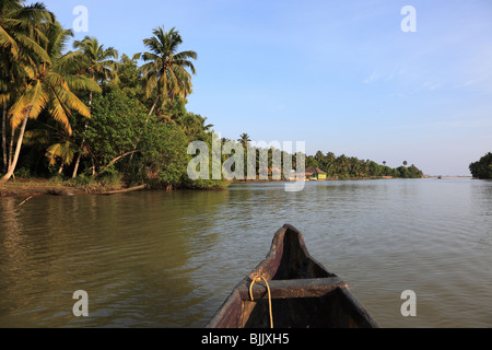 Backwaters tour su un affluente del fiume Poovar, Puvar, Kerala, India del Sud, India, Asia Foto Stock